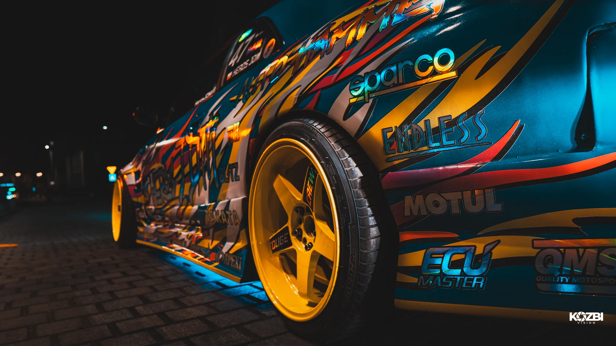 Nocny detal samochodu driftowego