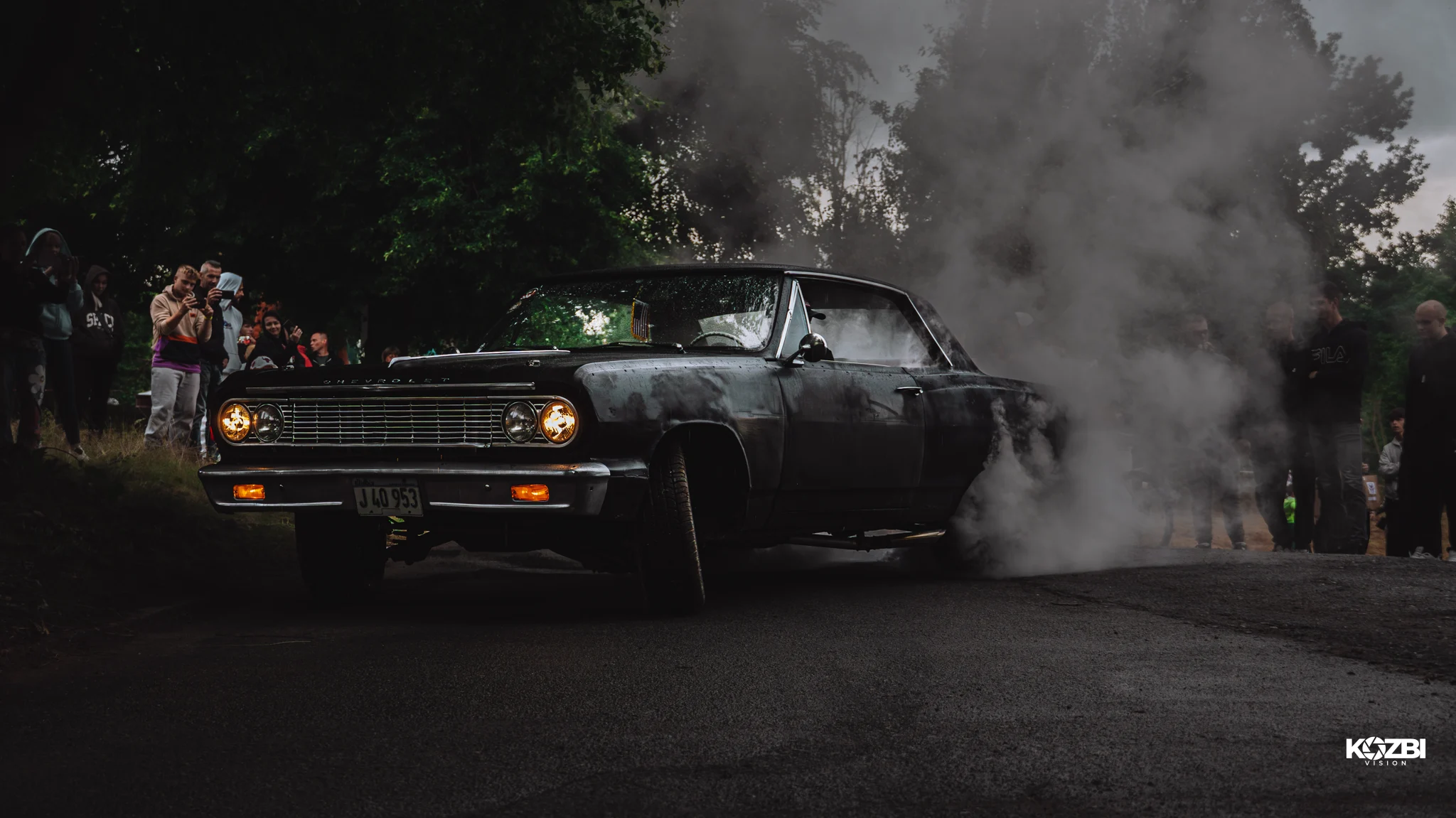 Chevrolet palący opony w chmurze dymu