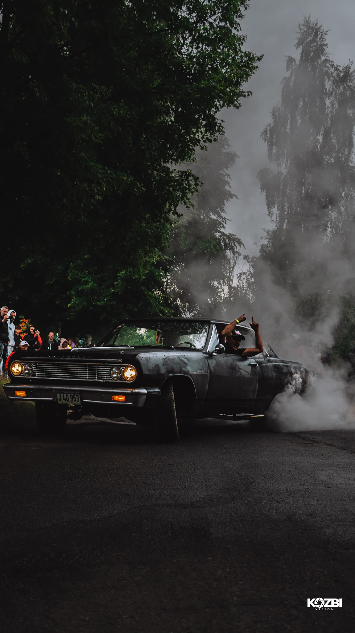 Chevrolet — palenie opon, kadr pionowy